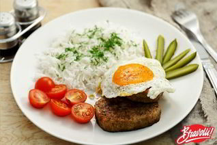 Бифштекс с яйцом и рисом