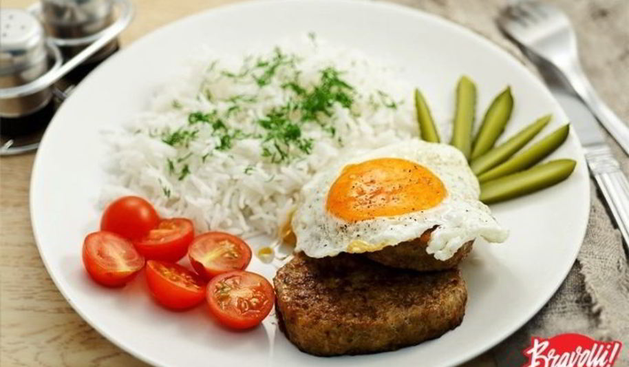 Рецепт бифштекса с яйцом и рисом