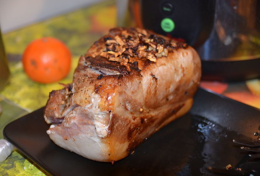 Буженина с чесноком в мультиварке