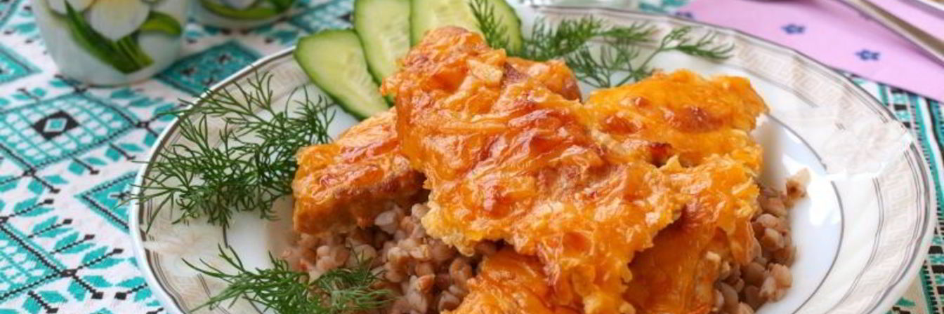 Филе индейки запеченное в сливочно-сырном соусе