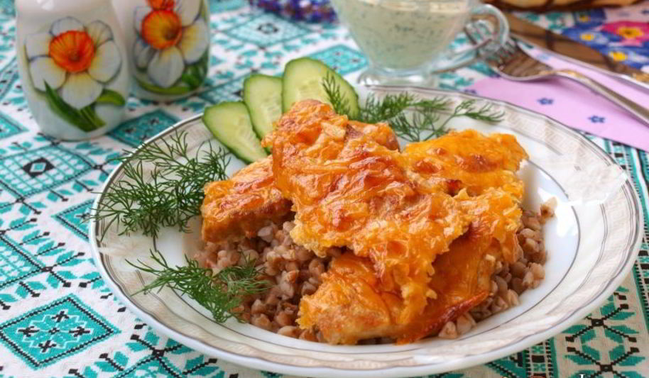 Рецепт филе индейки запеченное в сливочно-сырном соусе