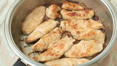 филе индейки запеченное в сливочно-сырном соусе