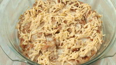 филе индейки запеченное в сливочно-сырном соусе