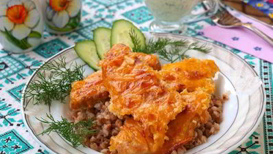 филе индейки запеченное в сливочно-сырном соусе