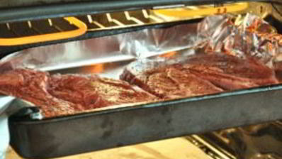 говядина на кости в духовке