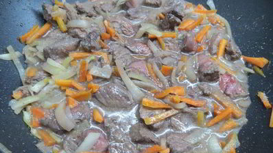 говядина по-гречески с черносливом