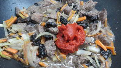 говядина по-гречески с черносливом