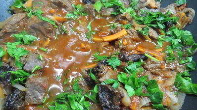 говядина по-гречески с черносливом