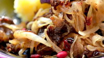 говядина с луком и барбарисом