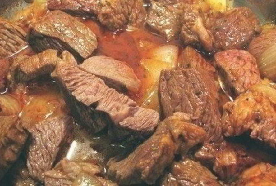 Говядина тушеная со специями в томатном соусе