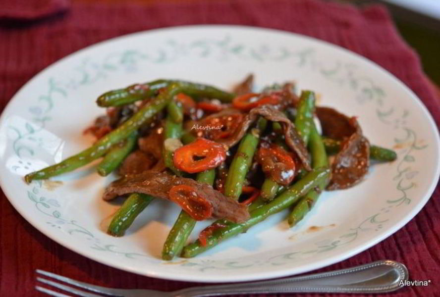 Говядина, жареная с зеленой фасолью