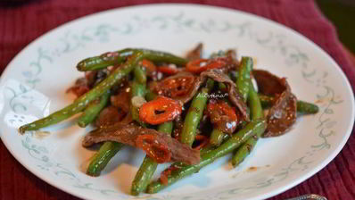 говядина, жареная с зеленой фасолью