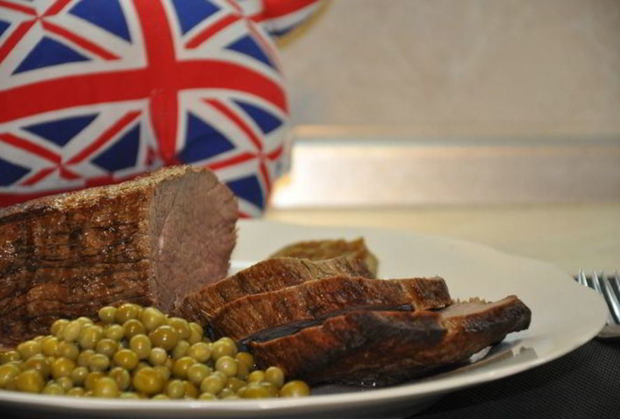 Классический ростбиф с зеленым горошком