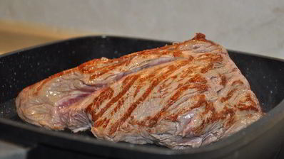 классический ростбиф с зеленым горошком