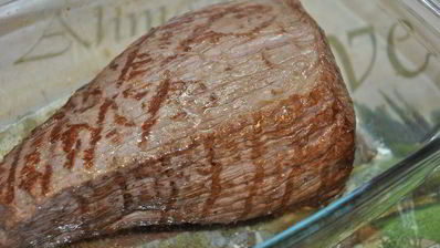 классический ростбиф с зеленым горошком