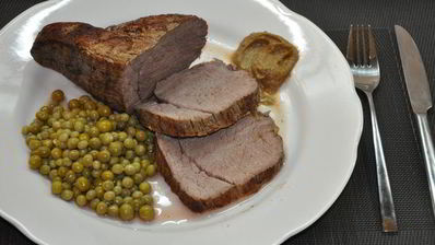 классический ростбиф с зеленым горошком
