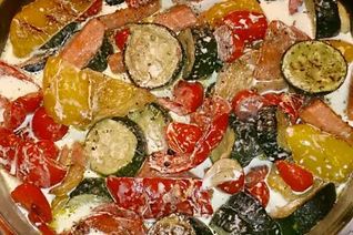 Кролик с овощами, тушеный в сливках с голубым сыром