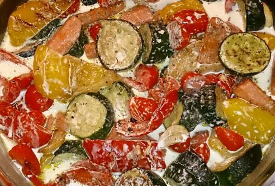 Кролик с овощами, тушеный в сливках с голубым сыром