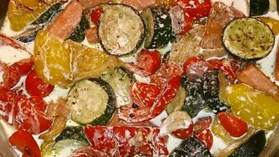 кролик с овощами, тушеный в сливках с голубым сыром