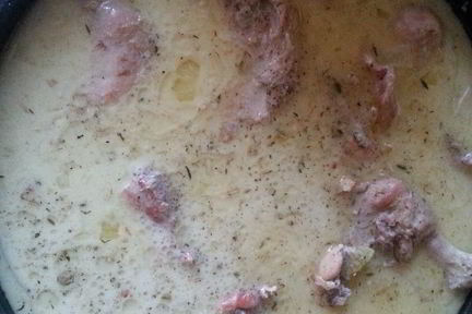 Кролик, тушеный в сметане с луком