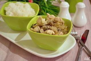 Куриное филе в сметанном соусе