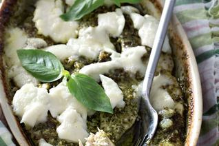 Куриное филе, запеченное в соусе песто