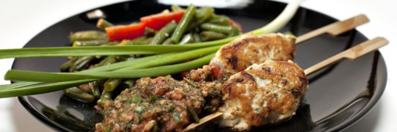 Куриный кебаб с зеленой фасолью и томатным соусом