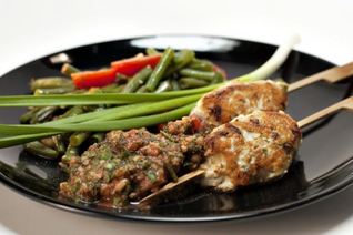 Куриный кебаб с зеленой фасолью и томатным соусом
