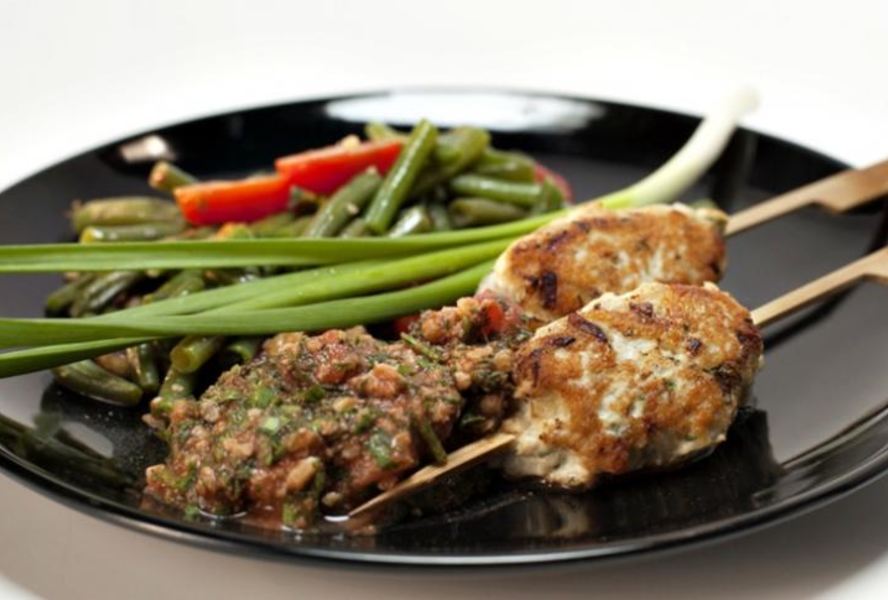 Куриный кебаб с зеленой фасолью и томатным соусом