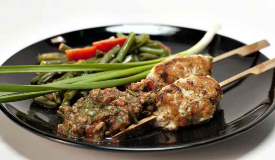 Рецепт куриного кебаба с зеленой фасолью и томатным соусом