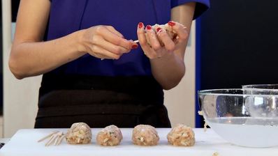 куриный кебаб с зеленой фасолью и томатным соусом