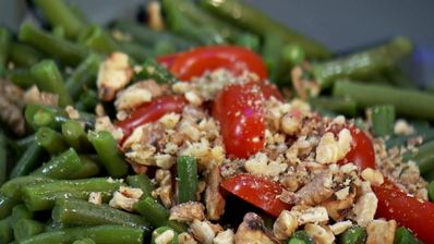 куриный кебаб с зеленой фасолью и томатным соусом