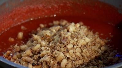 куриный кебаб с зеленой фасолью и томатным соусом