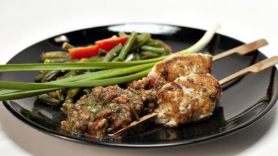 куриный кебаб с зеленой фасолью и томатным соусом