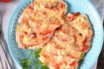 Куриные грудки с помидорами под сыром