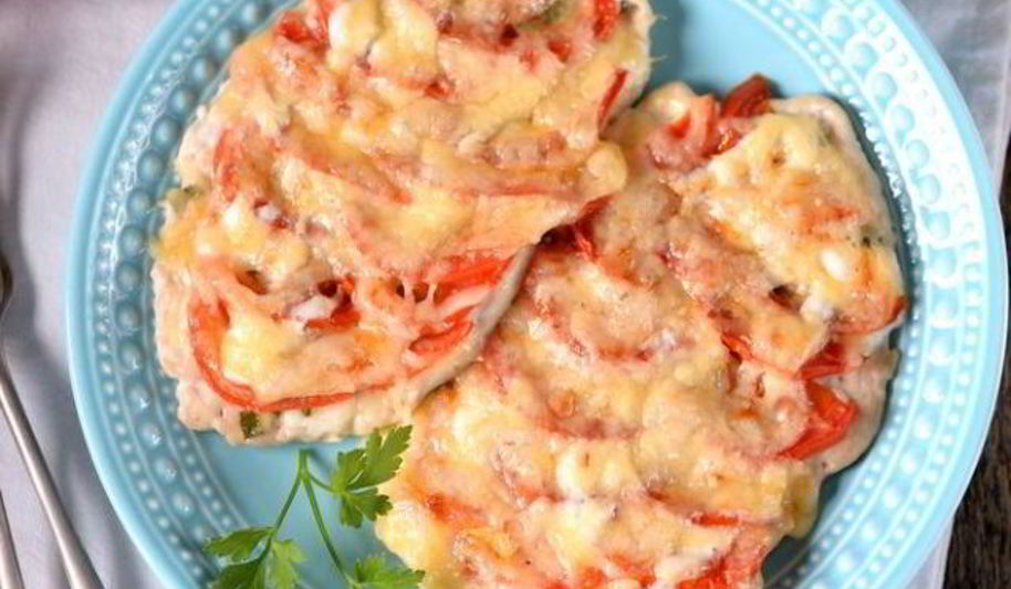 Рецепт куриных грудок с помидорами под сыром