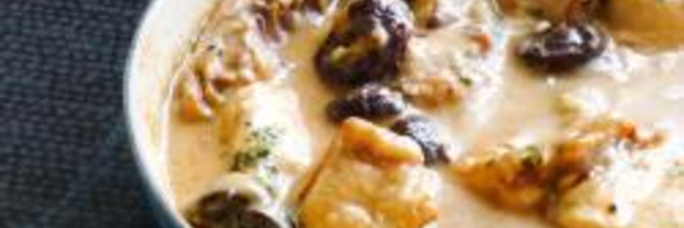 Куриные грудки в сливочном соусе с черносливом