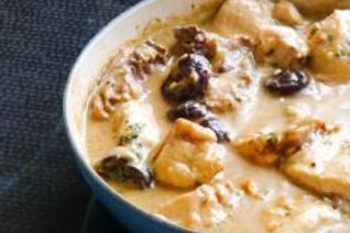 Куриные грудки в сливочном соусе с черносливом