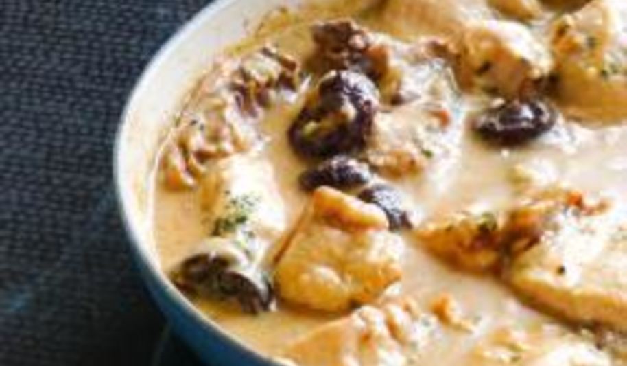 Рецепт куриных грудок в сливочном соусе с черносливом