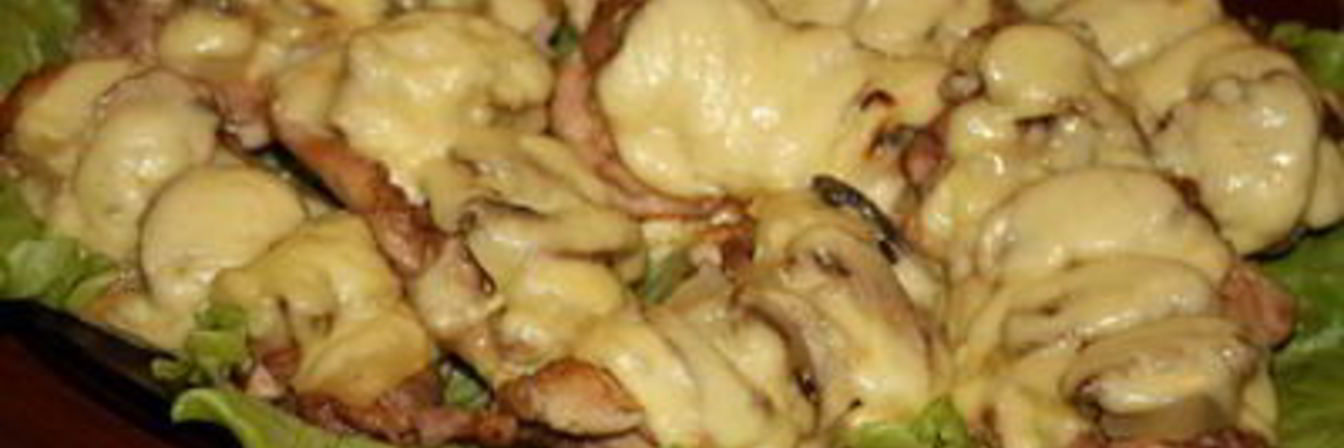 Курица с ананасами и грибами под сыром