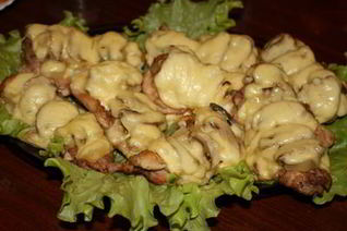 Курица с ананасами и грибами под сыром