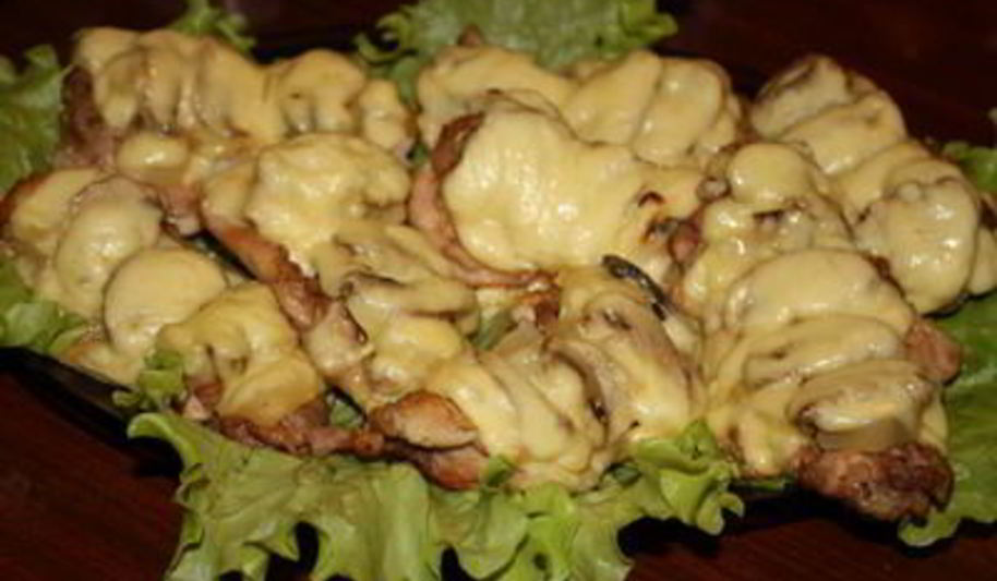 Рецепт курицы с ананасами и грибами под сыром