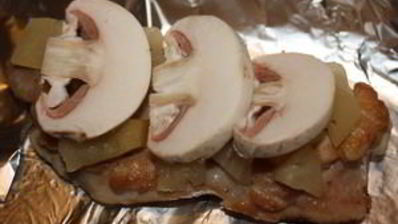 курица с ананасами и грибами под сыром