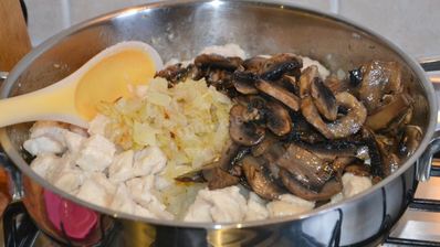 курица с шампиньонами в сливочном соусе