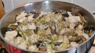 курица с шампиньонами в сливочном соусе