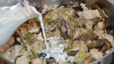 курица с шампиньонами в сливочном соусе