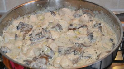 курица с шампиньонами в сливочном соусе