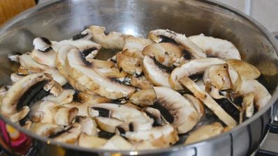 курица с шампиньонами в сливочном соусе