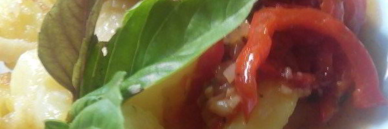 Курица с соусом Взрыв сезонных овощей и отварным картофелем