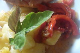 Курица с соусом Взрыв сезонных овощей и отварным картофелем